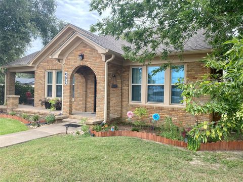 Photo of 592 E Hempstead Street, Giddings, TX 78942 (MLS # 77710909)