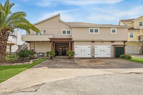 Photo of 115 Bamaku Bend, Tiki Island, TX 77554 (MLS # 58764253)