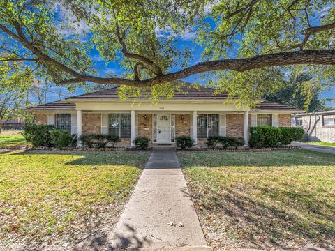 Photo of 5503 Braesvalley Dr Dr, Houston, TX 77096 (MLS # 94458149)