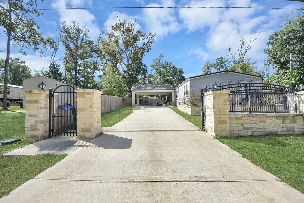 Photo of 12565 Royal Green Drive, Conroe, TX 77303 (MLS # 94715569)