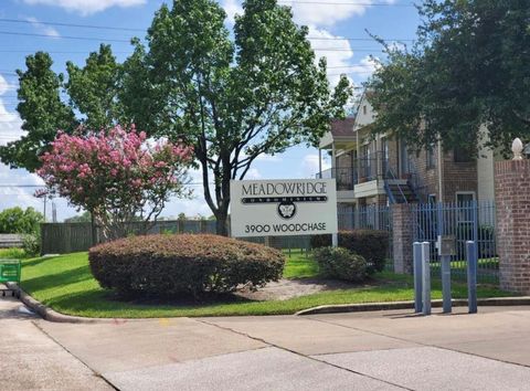 Photo of 3900 Woodchase Drive #144, Houston, TX 77042 (MLS # 48352170)
