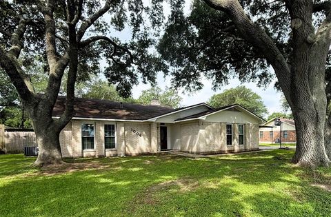 Photo of 1006 Fairlane Drive, Ganado, TX 77962 (MLS # 43060786)