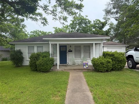 Photo of 601 N Market Street, Hallettsville, TX 77964 (MLS # 12863031)