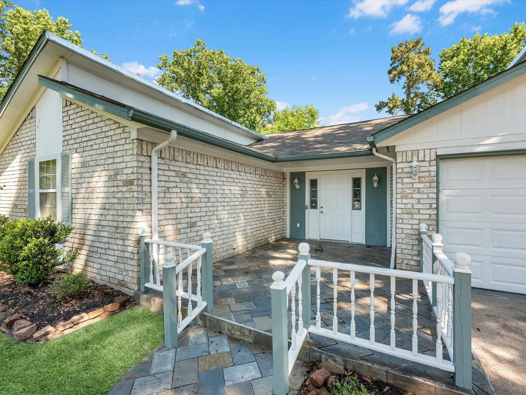 Photo of 3010 Glen Spring Drive, Houston, TX 77339 (MLS # 22320331)
