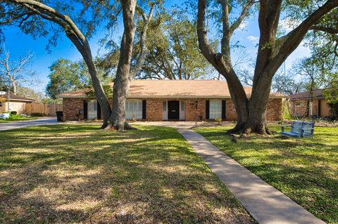Photo of 436 Forest Drive, Lake Jackson, TX 77566 (MLS # 37738275)