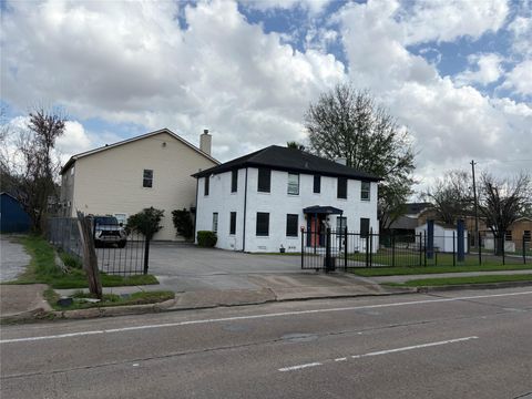 Photo of 5902 Irvington Blvd, Houston, TX 77009 (MLS # 61360524)