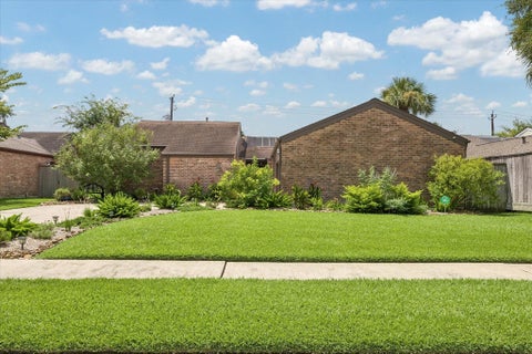 Homes For Sale - 11315 Piping Rock Drive<br/> Houston, TX 77077