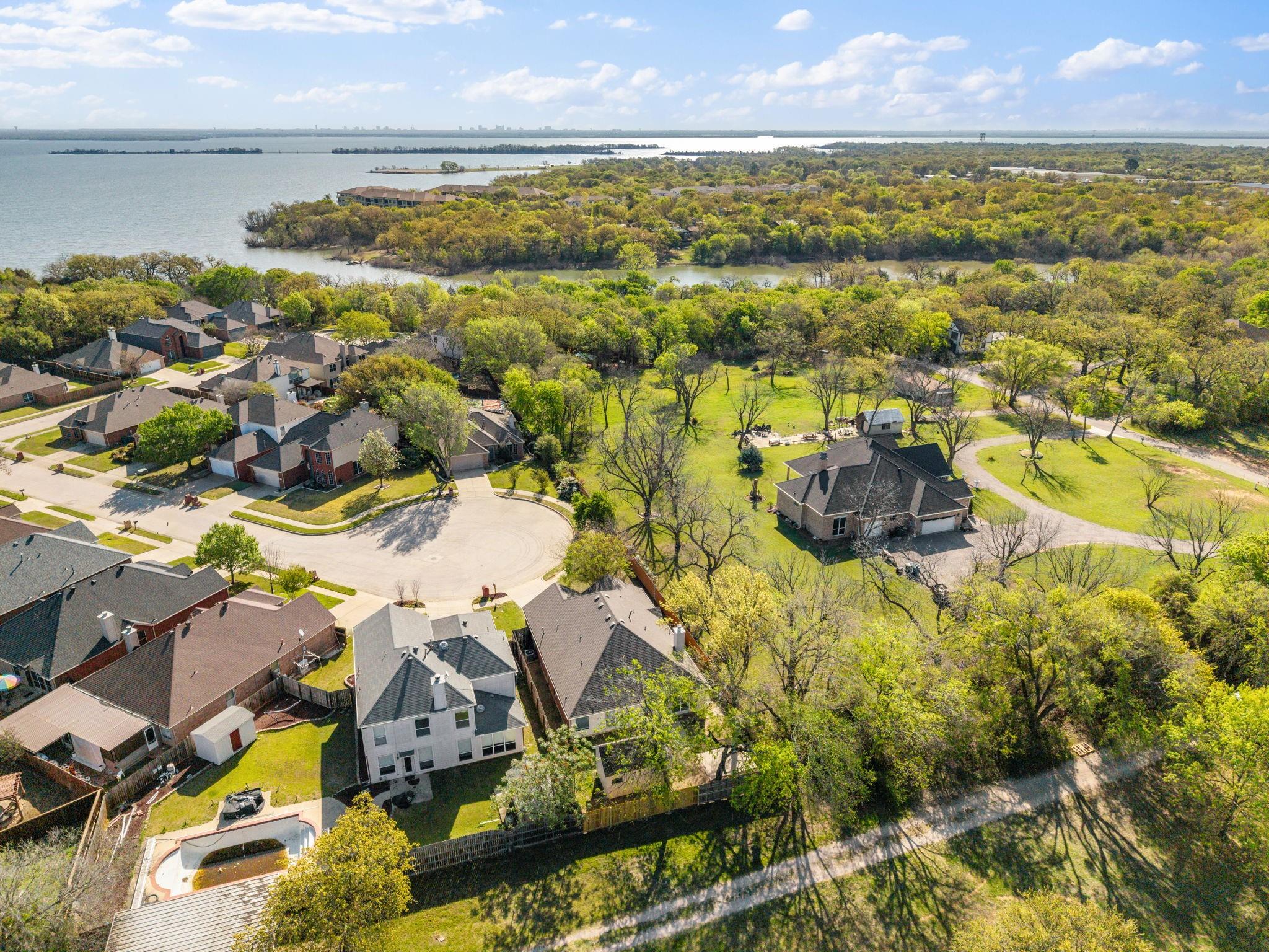 814 Lake Bluff Drive