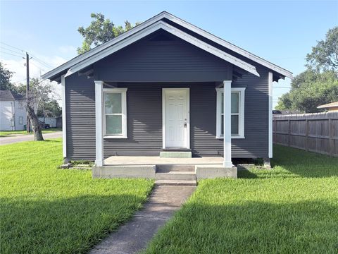 Photo of 1401 Edison Street, Baytown, TX 77520 (MLS # 24505420)