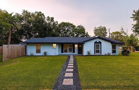 Photo of 202 Bay Street, La Porte, TX 77571 (MLS # 25583044)