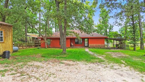 Photo of 98 N Lakeside Drive N, Huntsville, TX 77320 (MLS # 14716158)