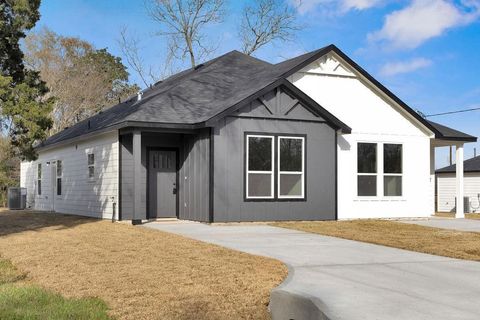 106 Runnels Street Willis TX 77378