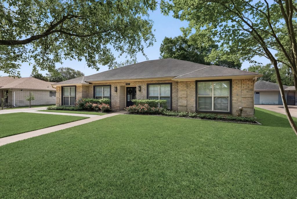 Photo of 5825 Longwood Street, Beaumont, TX 77707 (MLS # 61040928)