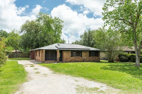 Photo of 108 Avenue E, Brazoria, TX 77422 (MLS # 8801417)