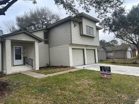 Homes For Sale - 1111 W Brompton Drive<br/> Pearland, TX 77584
