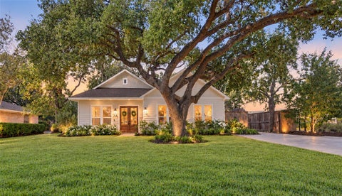 Photo of 702 W 41st Street, Houston, TX 77018 (MLS # 58069638)