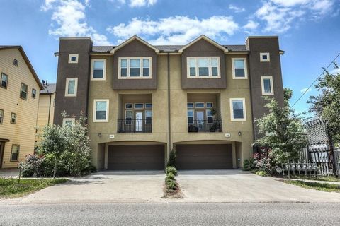 Photo of 940 W 26th Street, Houston, TX 77008 (MLS # 95894763)