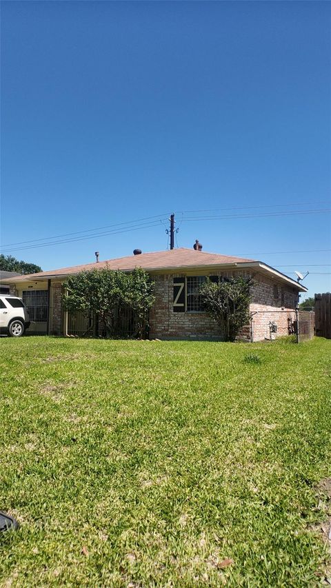 Photo of 13423 Ambrose Street, Houston, TX 77045 (MLS # 70121682)