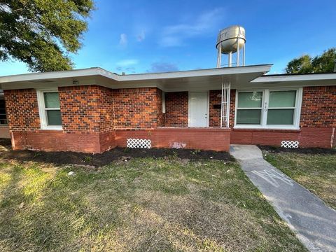 Photo of 610 Garrett Street, Liberty, TX 77575 (MLS # 74040795)