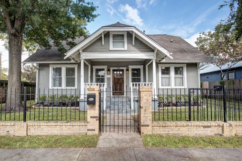 Photo of 1135 Woodland Street, Houston, TX 77009 (MLS # 71188196)