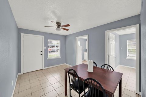 Photo of 904 Beverly / 1009 Witter St Avenue #C, Pasadena, TX 77506 (MLS # 80429728)