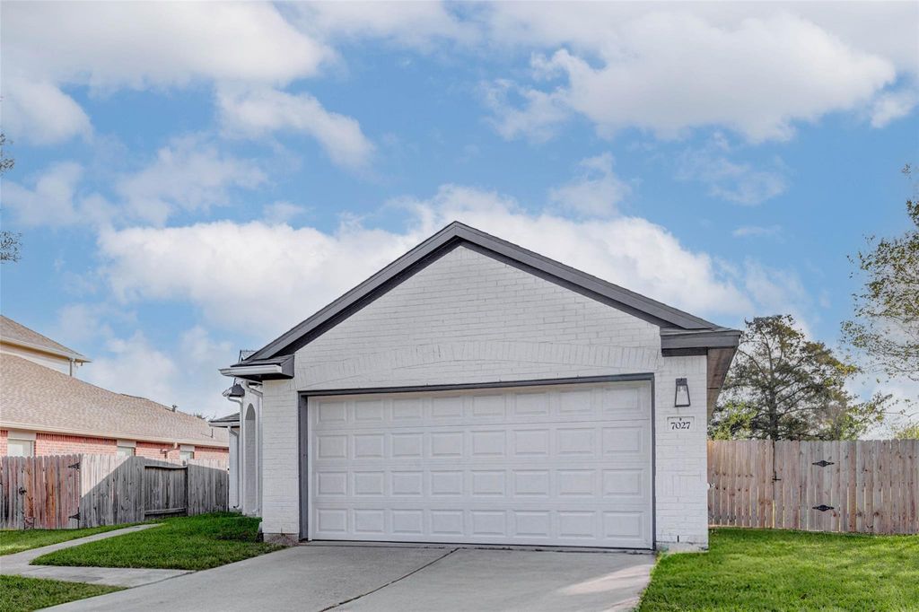 Photo of 7027 Sun Creek Drive, Hitchcock, TX 77563 (MLS # 37613618)