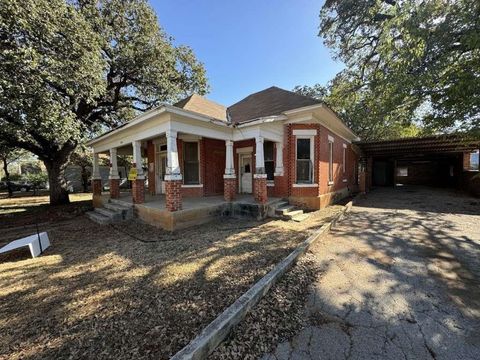 Homes For Sale - 1414 Avenue A<br/> Brown County, brownwood, TX 76801