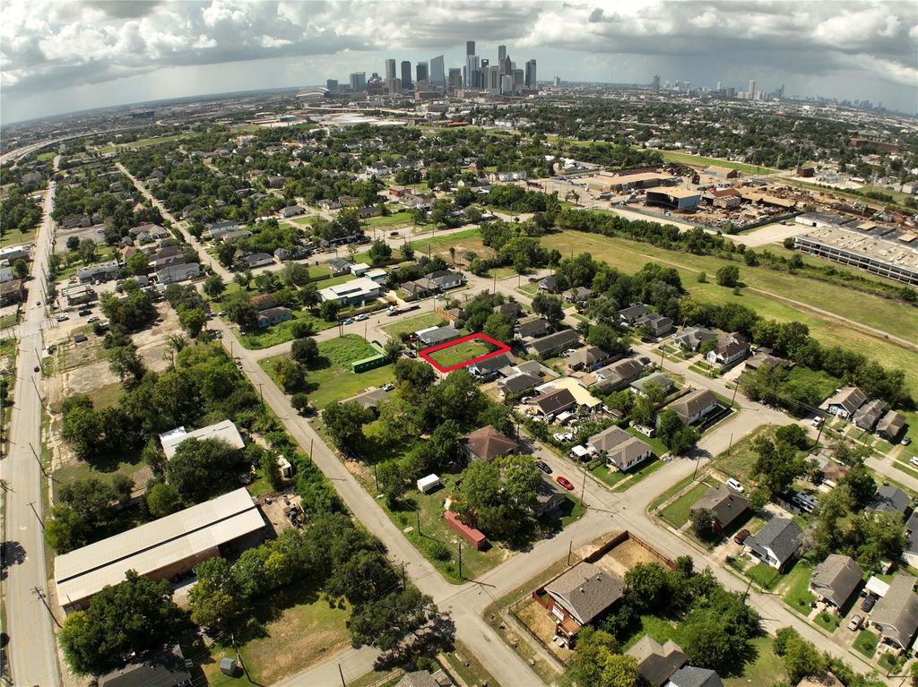 Photo of 2511 Jones Street, Houston, TX 77026 (MLS # 81444677)