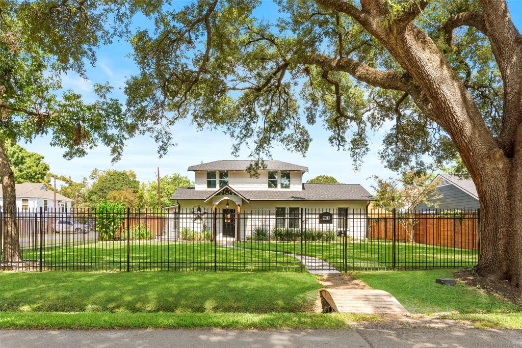 Photo of 901 Melbourne Street, Houston, TX 77022 (MLS # 72599861)