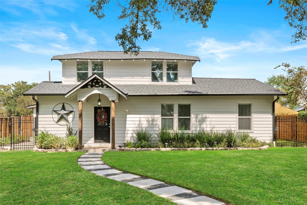 Photo of 901 Melbourne Street, Houston, TX 77022 (MLS # 72599861)