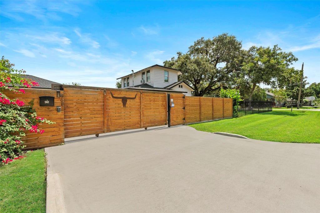 Photo of 901 Melbourne Street, Houston, TX 77022 (MLS # 72599861)