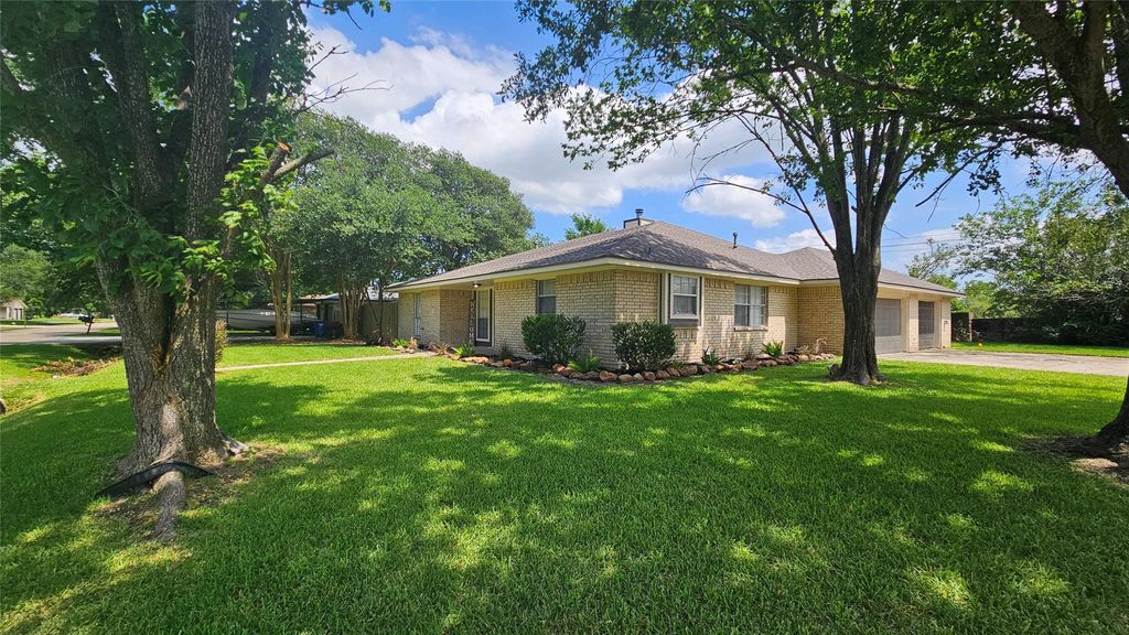Photo of 2402 Heather Street, Highlands, TX 77562 (MLS # 98075140)