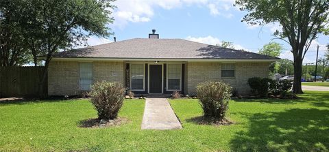 Photo of 2402 Heather Street, Highlands, TX 77562 (MLS # 98075140)