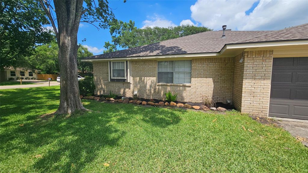 Photo of 2402 Heather Street, Highlands, TX 77562 (MLS # 98075140)