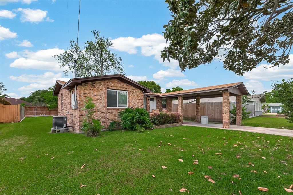 Photo of 521 N Vionett Lane, Texas City, TX 77591 (MLS # 36505817)