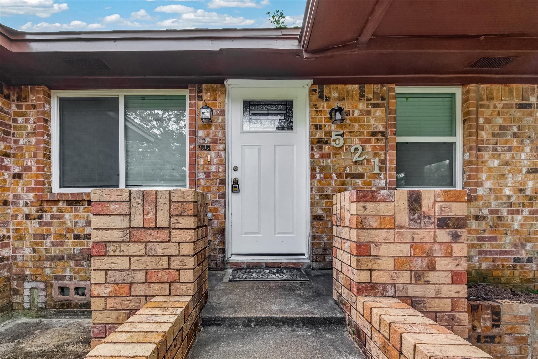 521 N Vionett Lane
