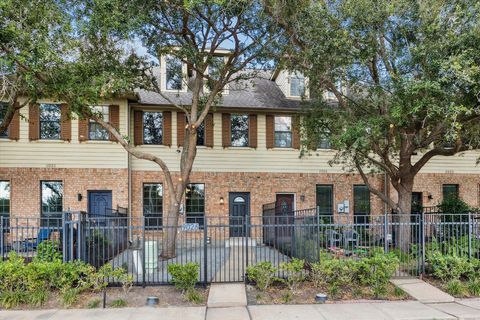 Photo of 9026 Lakes At 610 Drive, Houston, TX 77054 (MLS # 10197099)