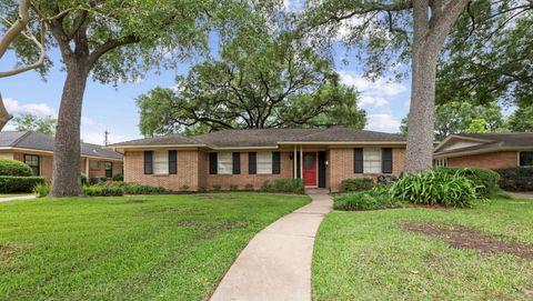 Photo of 4510 Creekbend Drive, Houston, TX 77035 (MLS # 42250285)