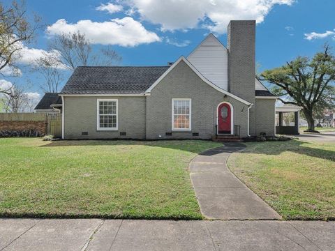 Homes For Sale - 813 W Grove Avenue Ave<br/> Angelina County, Lufkin, TX 75904