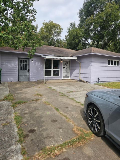 Photo of 5703 Belneath Street, Houston, TX 77033 (MLS # 38245430)