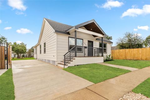 Photo of 7422 Mckinney Street, Houston, TX 77011 (MLS # 36795497)