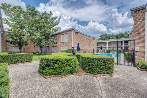 Photo of 2101 Fountain View Drive #46C, Houston, TX 77057 (MLS # 26797221) Photo of 2101 Fountain View Drive #46C, Houston, TX 77057 (MLS # 26797221)