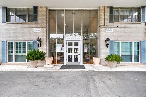 Photo of 2600 Bellefontaine St Apt D24, ST, Houston, TX 77025 (MLS # 72315514)