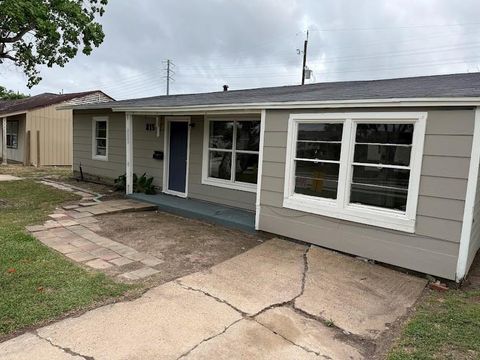 Photo of 815 W 12th Street, Freeport, TX 77541 (MLS # 20397416)