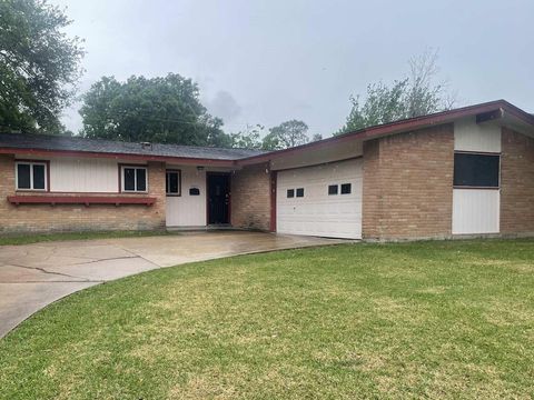Photo of 10418 Winding Trail Road, La Porte, TX 77571 (MLS # 10891285)