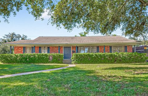 Photo of 9310 Cliffwood Drive, Houston, TX 77096 (MLS # 7429007)