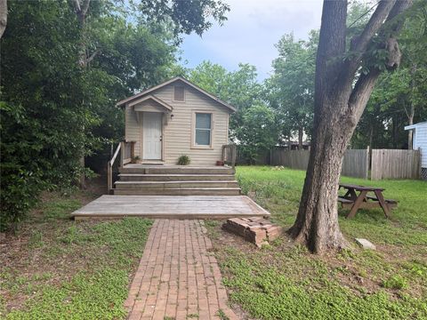 Photo of 317 3rd Street, San Leon, TX 77539 (MLS # 2900461)