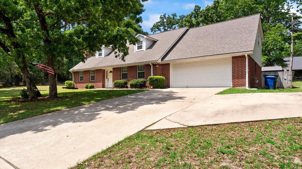 Photo of 1928 Greentree Drive, Huntsville, TX 77340 (MLS # 61892395)