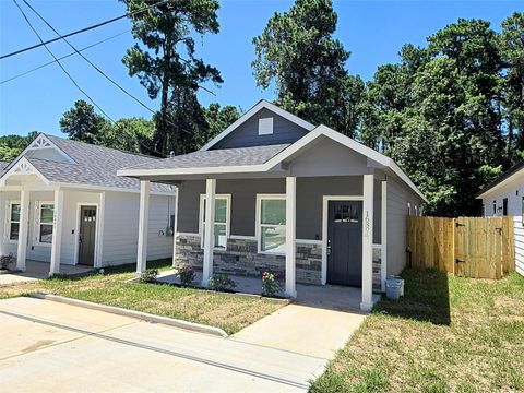 Photo of 16894 Balmoral Street, Montgomery, TX 77316 (MLS # 19890440)