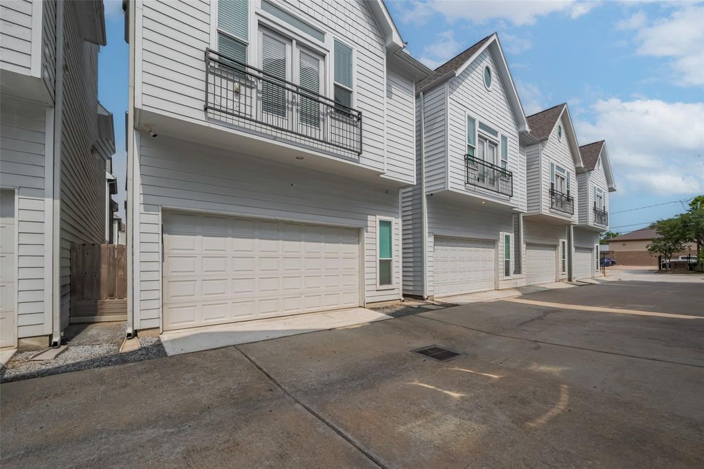 Photo of 854 W 20th Street, Houston, TX 77008 (MLS # 16075918)